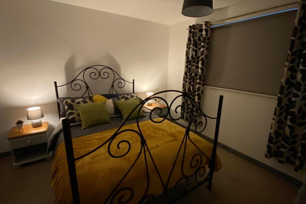 Cheerful 3 Bedroom Bungalow With Indoor Fire Place غلوستير المظهر الخارجي الصورة
