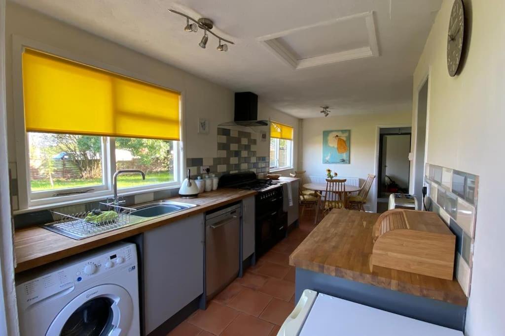 Cheerful 3 Bedroom Bungalow With Indoor Fire Place غلوستير المظهر الخارجي الصورة
