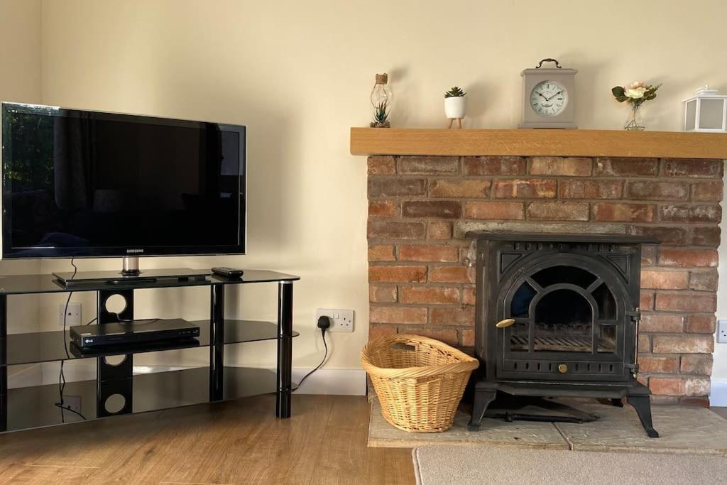 Cheerful 3 Bedroom Bungalow With Indoor Fire Place غلوستير المظهر الخارجي الصورة